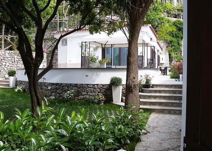 Rafael - A Romantic Gem In Amalfi Coast Maiori